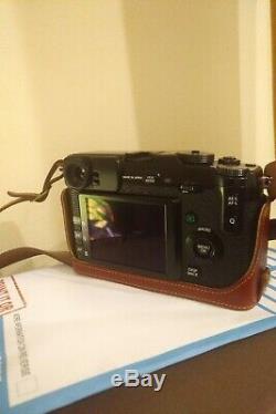 Fuji X-Pro1 16.3 Megapixel camera body + Battery, Battery charger