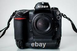 Nikon D2X Professional Digital DSLR Camera body with charger and 5 batteries
