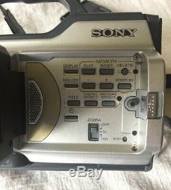 SONY DCR-VX2000 MINIDV DIGITAL CAMCORDER 48X3CCD WithBatteries, Lens, Charger. Nice